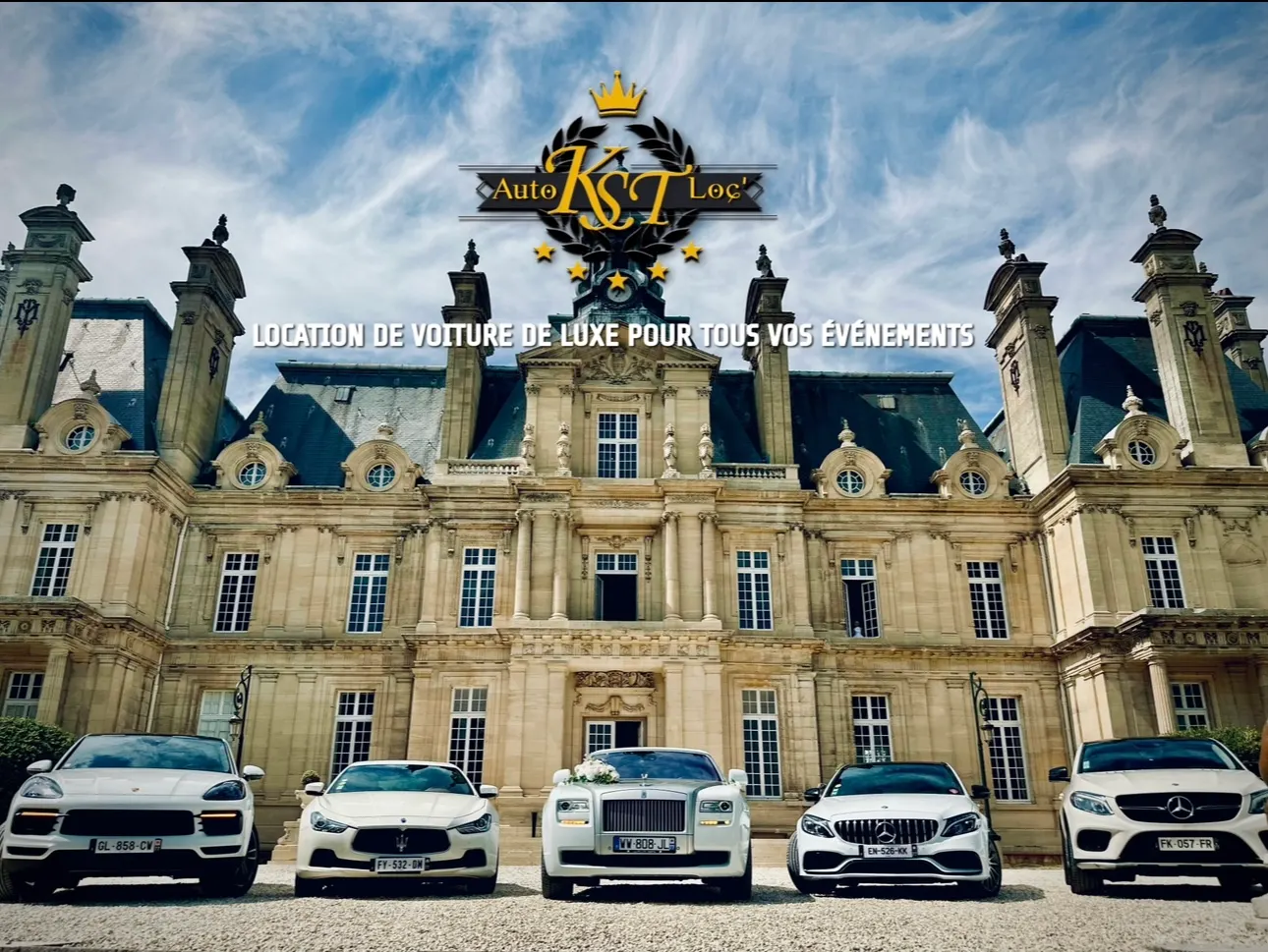 Cinq voitures blanches alignées devant un château : Porsche Cayenne, Maserati Ghibli, Rolls-Royce Ghost, Mercedes Classe C et Mercedes GLE Coupé