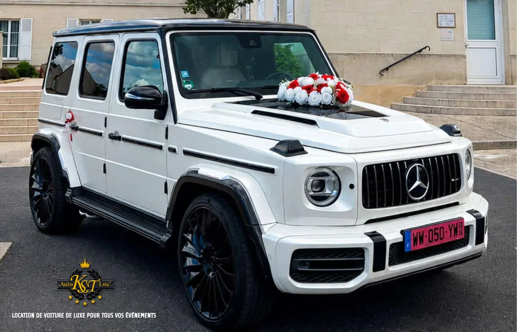 Mercedes Classe G blanche décorée d'un bouquet de fleurs rouges et blanches, vue avant trois-quarts