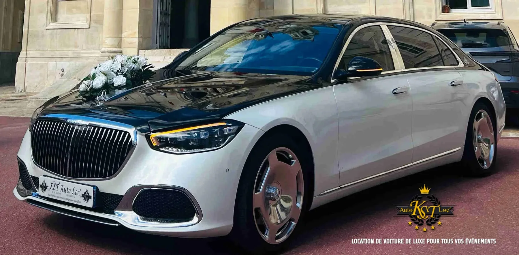 Mercedes Classe S Maybach bicolore blanc et noir, un bouquet de fleurs blanches sur le capot, vue avant trois-quarts