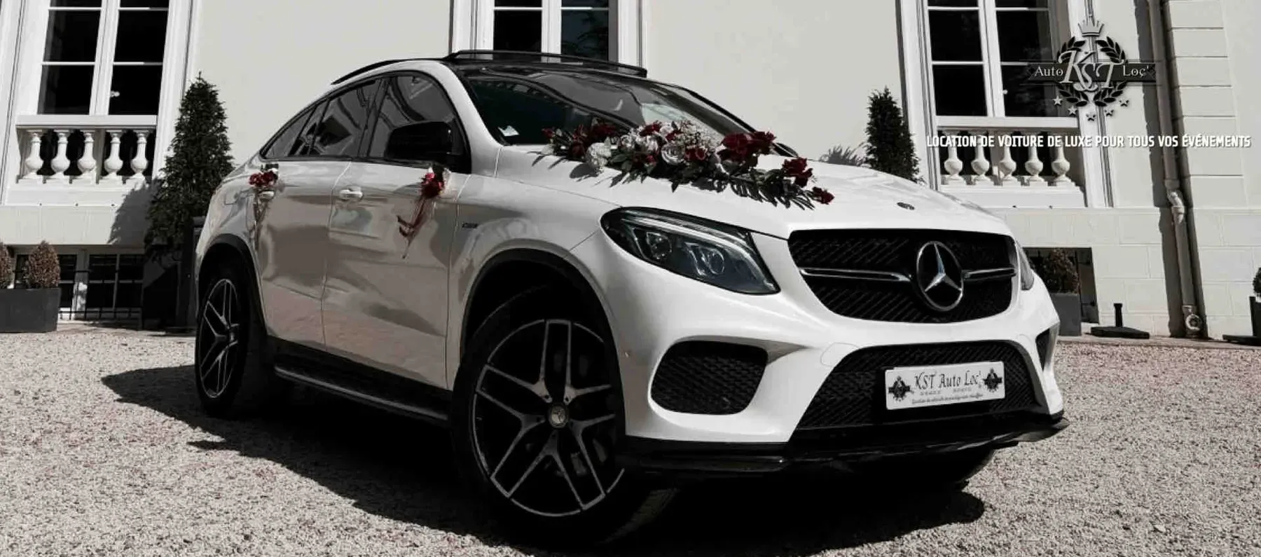 Mercedes GLE Coupé 4.3 AMG blanc décoré de fleurs rouges et blanches, vue avant trois-quarts