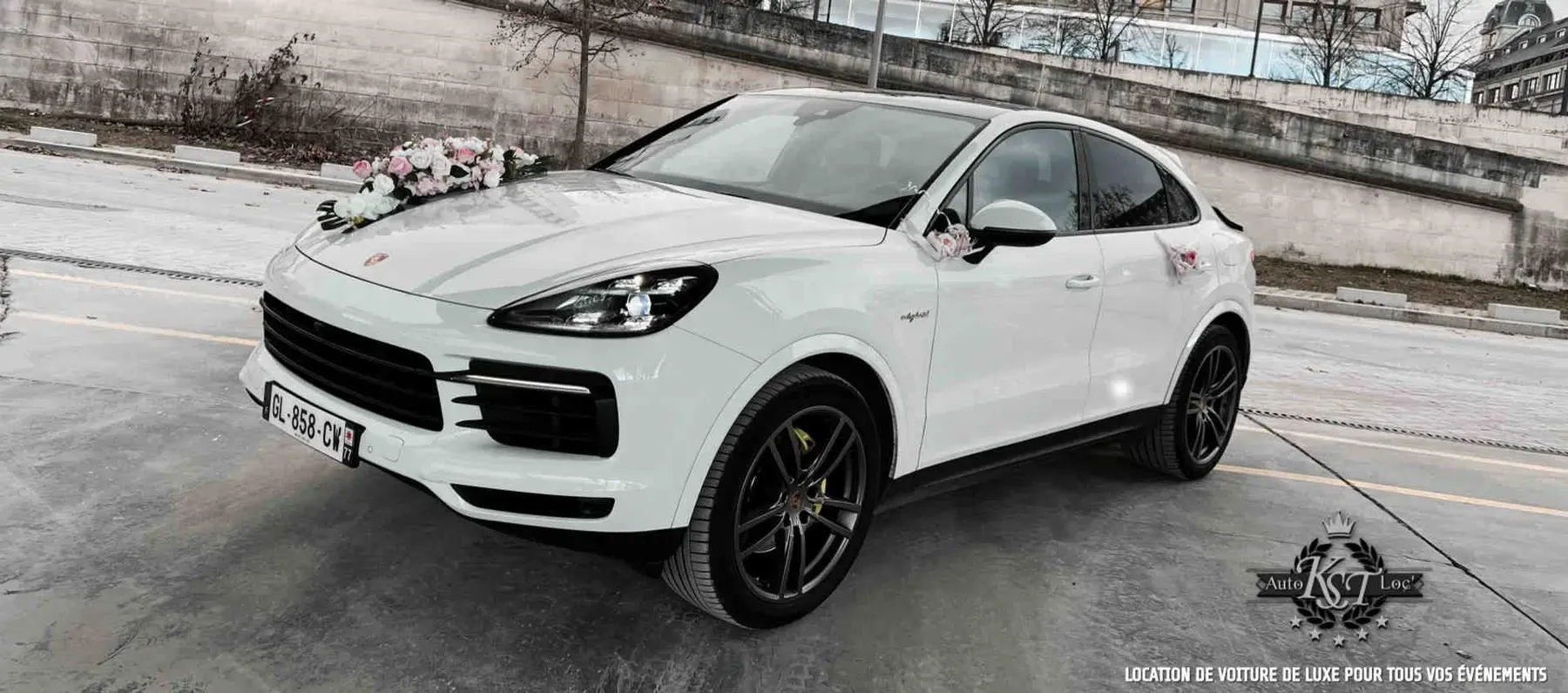 Porsche Cayenne Coupé blanc décoré de fleurs roses et blanches, vue avant trois-quarts