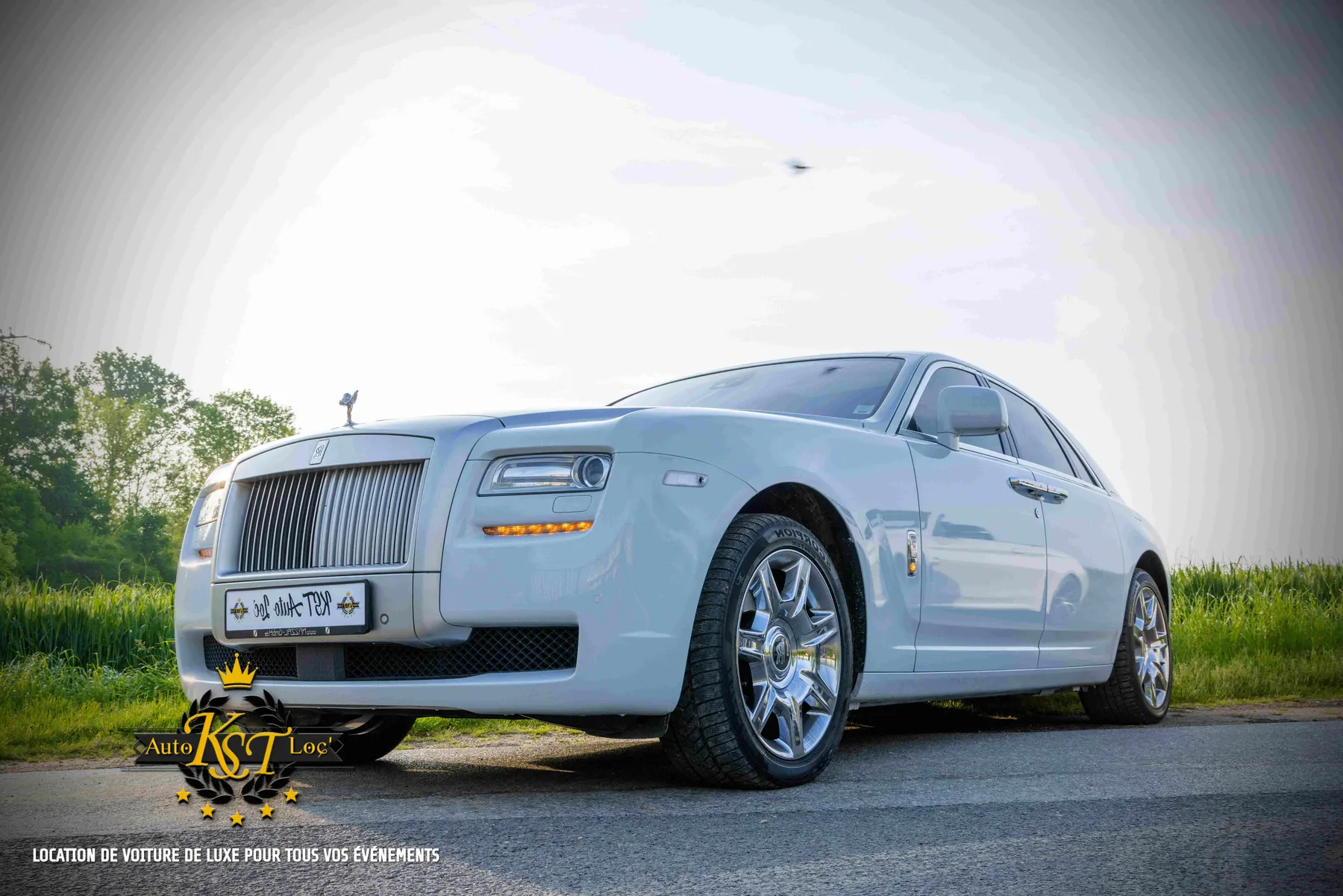 Rolls-Royce Ghost blanche, vue avant sur une route de campagne